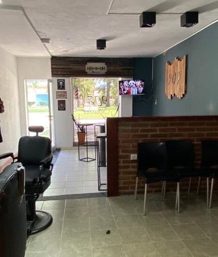 907 Barber image 2
