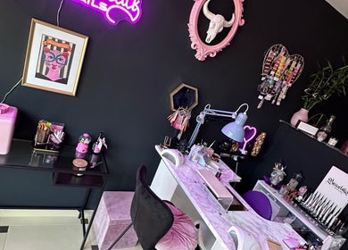 Trendy nail station at Bizzarbika Nails, Zagreb, Grad Zagreb, HR with decorative wall art and pink accents.