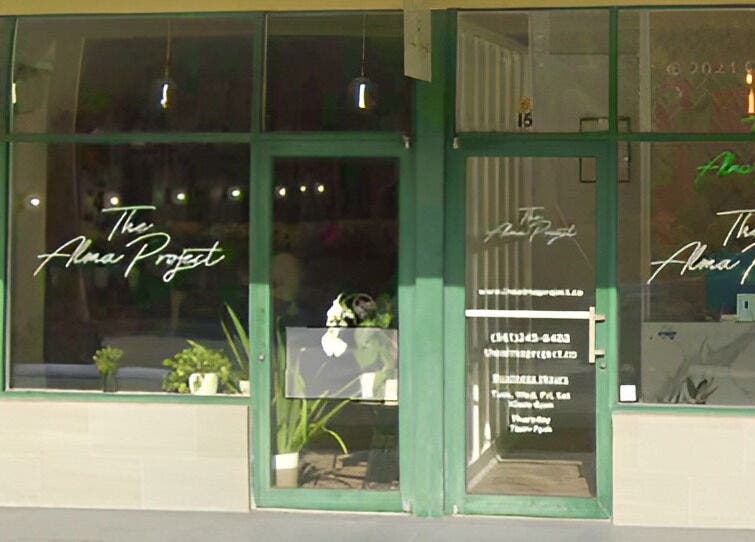 Front view of Yani Mendez x Vion Salon in Boca Raton, Florida, US showcasing stylish green glass doors.