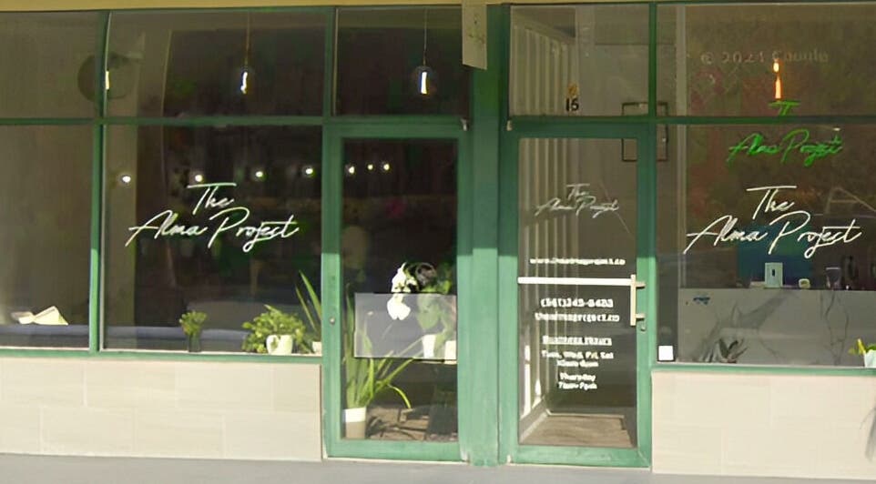Front view of Yani Mendez x Vion Salon in Boca Raton, Florida, US showcasing stylish green glass doors.