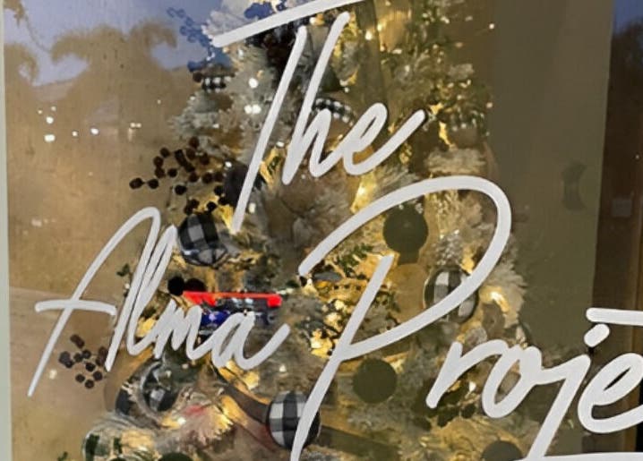 Holiday-decorated window at Yani Mendez x Vion Salon in Boca Raton, Florida, US featuring elegant designs.