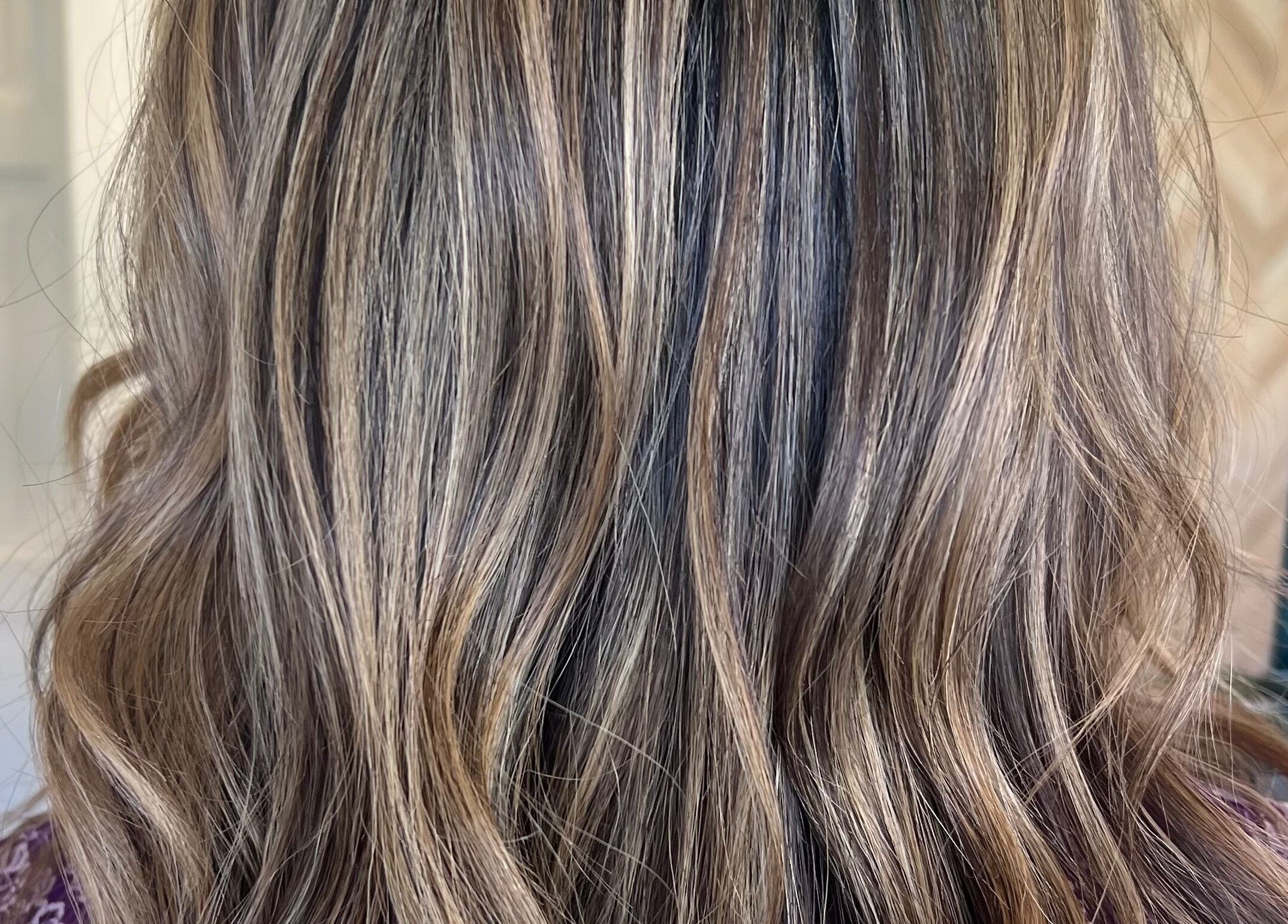 Elegant wavy hairstyle at Yani Mendez x Vion Salon, Boca Raton, Florida, US, showcasing expert styling.