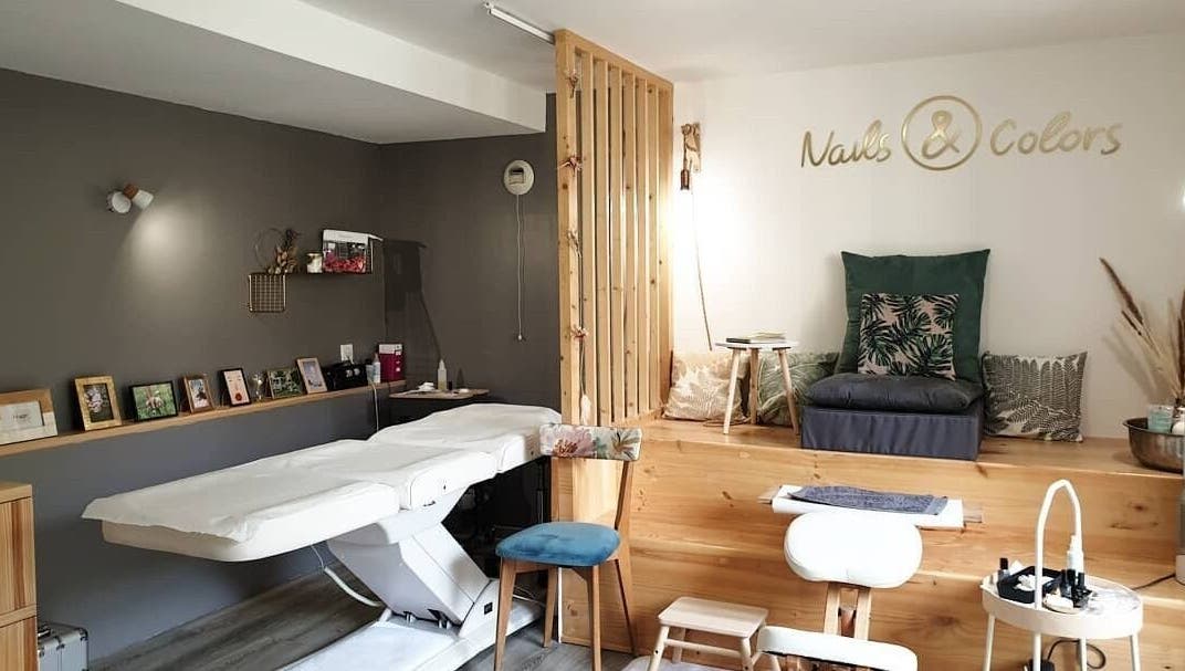 Intérieur de L'appartement de Nails & Colors à Pont-l'abbé, Bretagne, offrant un espace zen et accueillant.
