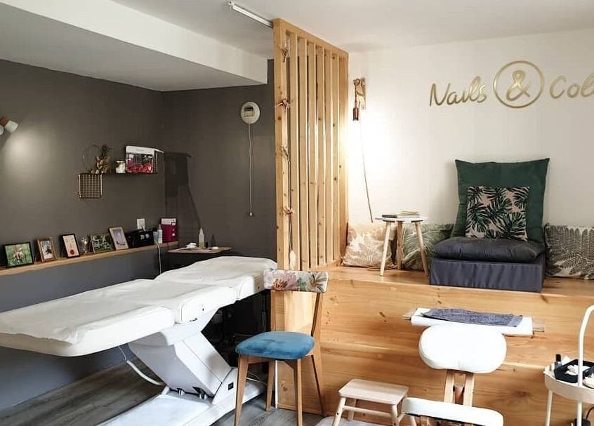 Intérieur de L'appartement de Nails & Colors à Pont-l'abbé, Bretagne, offrant un espace zen et accueillant.