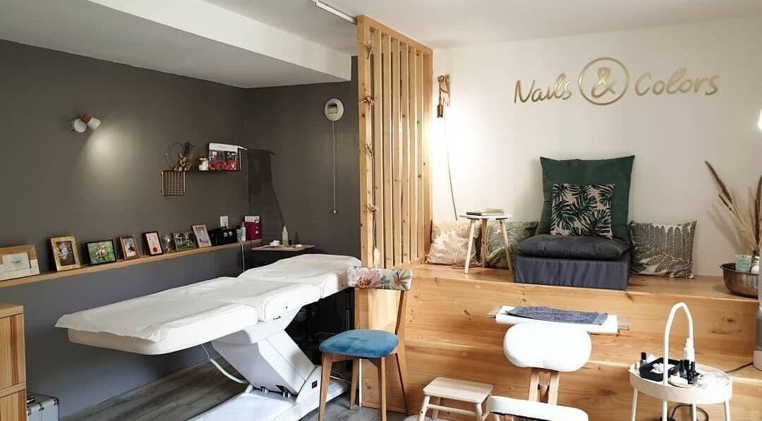 Intérieur de L'appartement de Nails & Colors à Pont-l'abbé, Bretagne, offrant un espace zen et accueillant.