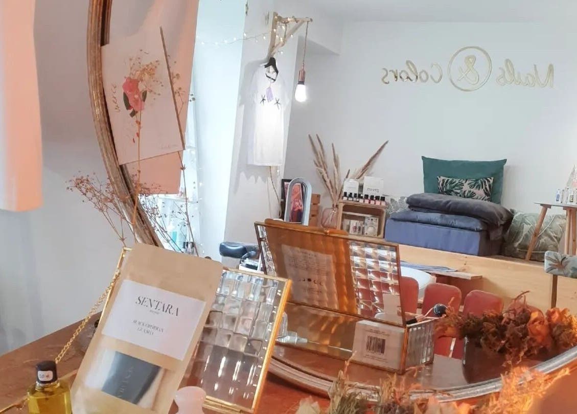 L'intérieur chic de L'appartement de Nails & Colors à Pont-l'abbé, Bretagne, FR, reflété dans un miroir doré.