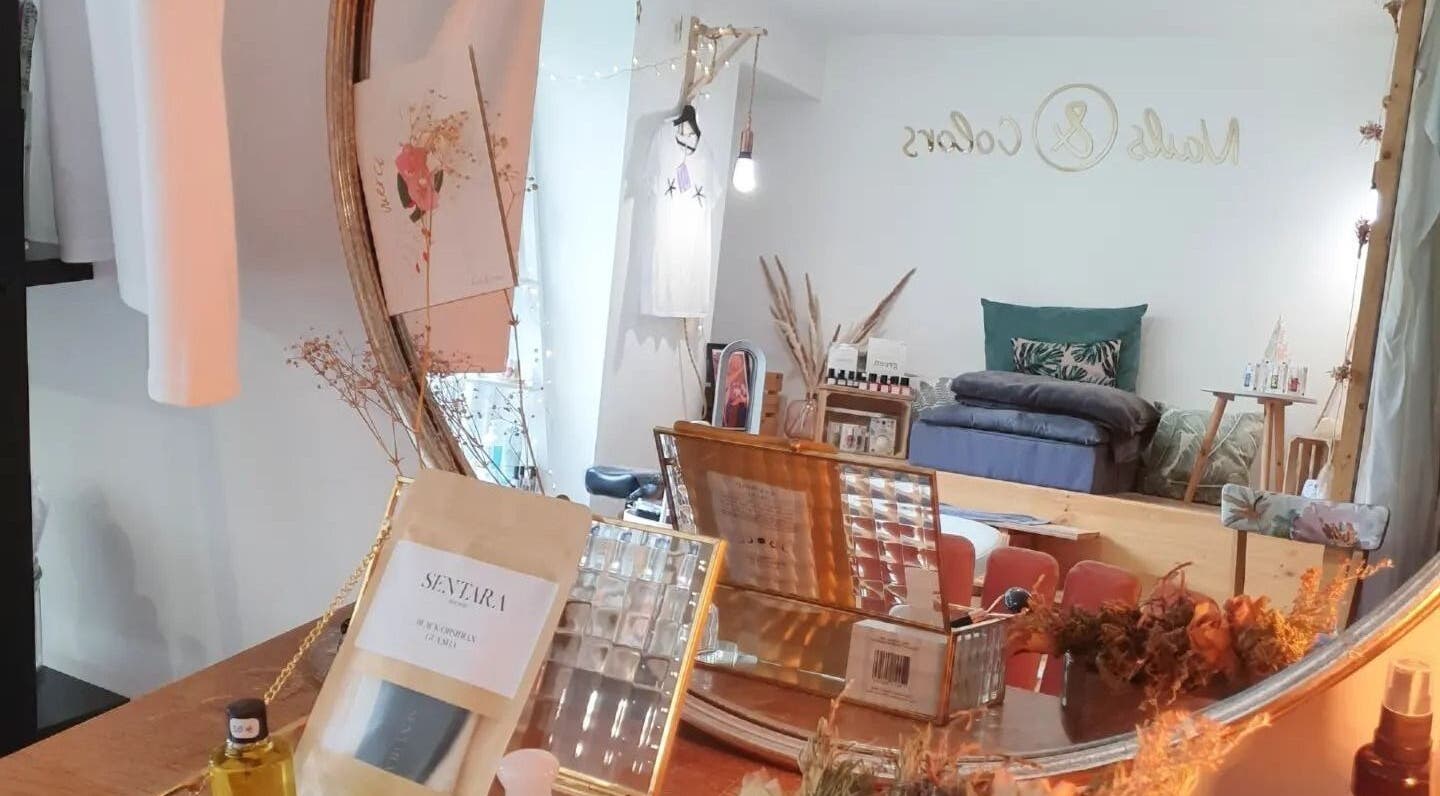 L'intérieur chic de L'appartement de Nails & Colors à Pont-l'abbé, Bretagne, FR, reflété dans un miroir doré.