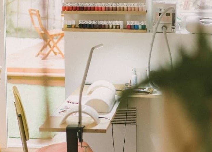 Espace manucure lumineux chez L'appartement de Nails & Colors à Pont-l'abbé, Bretagne, FR.