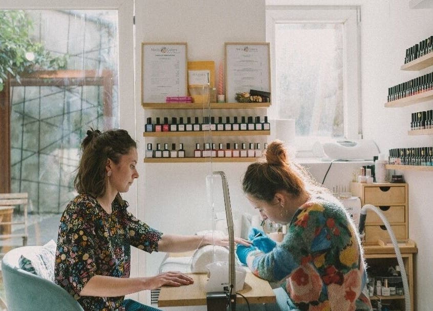 Service manucure à L'appartement de Nails & Colors, Pont-l'abbé, Bretagne, FR. Ambiance relaxante et professionnelle.