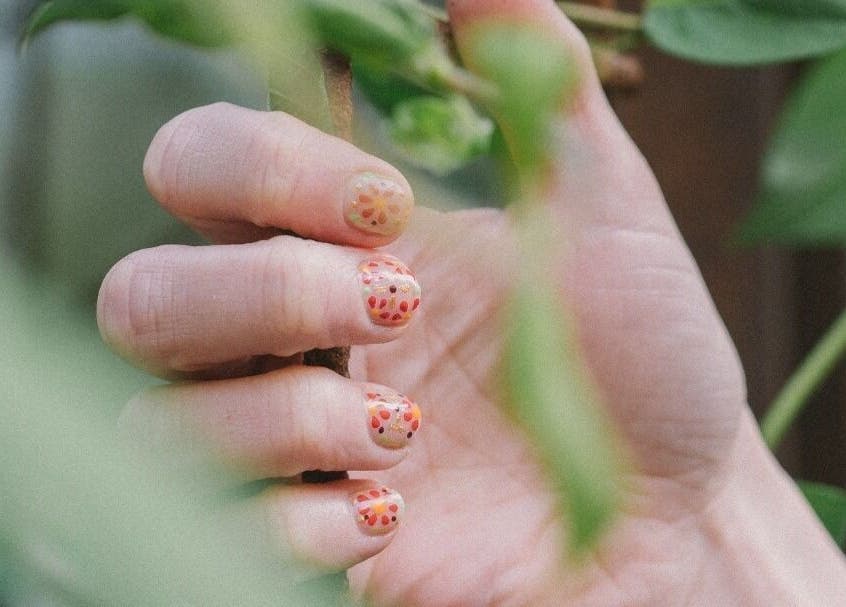 Nail art floral à L'appartement de Nails & Colors, Pont-l'abbé, Bretagne, FR.