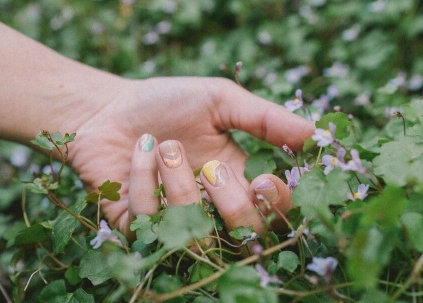 Manucure pastel dans un jardin à L'appartement de Nails & Colors, Pont-l'abbé, Bretagne, FR.