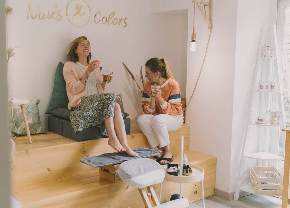 Ambiance relaxante à L'appartement de Nails & Colors, Pont-l'abbé, Bretagne, FR. Deux femmes apprécient un soin.