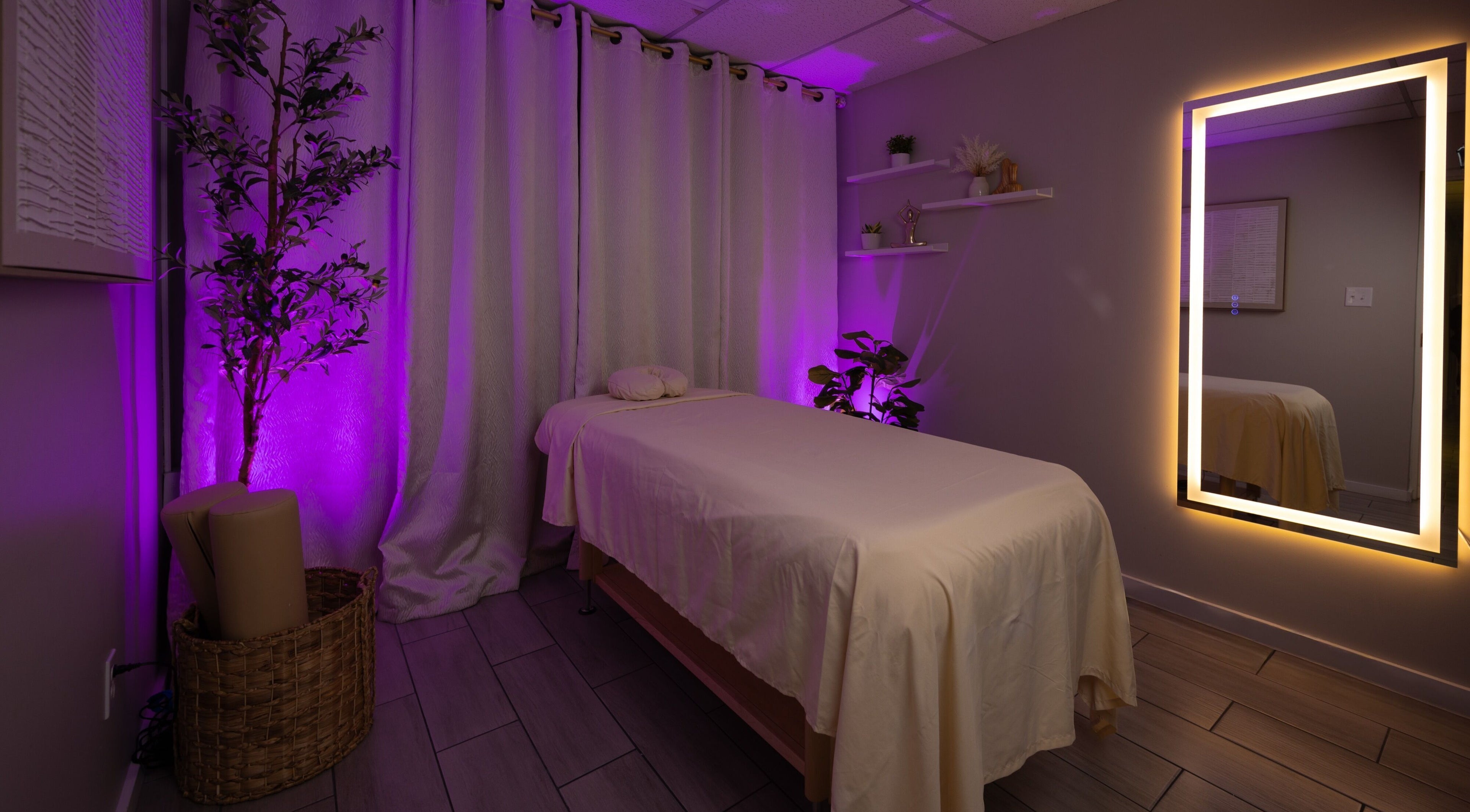 Sala de masajes con luz violeta en Virginia Beauty Sculptor, Nashville, Tennessee, US.