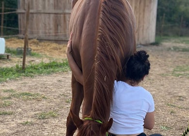 Femme câlinant un cheval à A Travers son regard by PAREDI Manali à Quissac, Occitanie, FR.