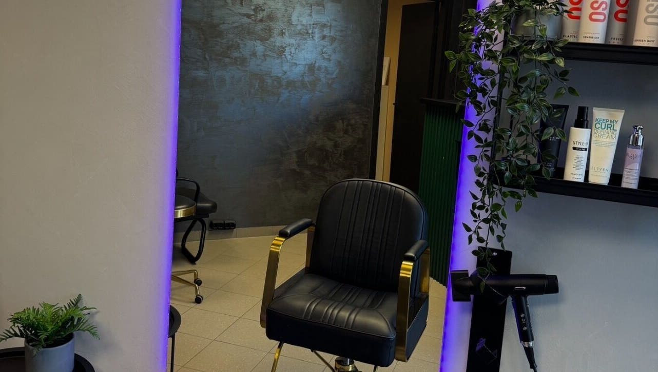 Modern salon chair and products at Luv Ilustuudio, Audru, Pärnu Maakond, EE.