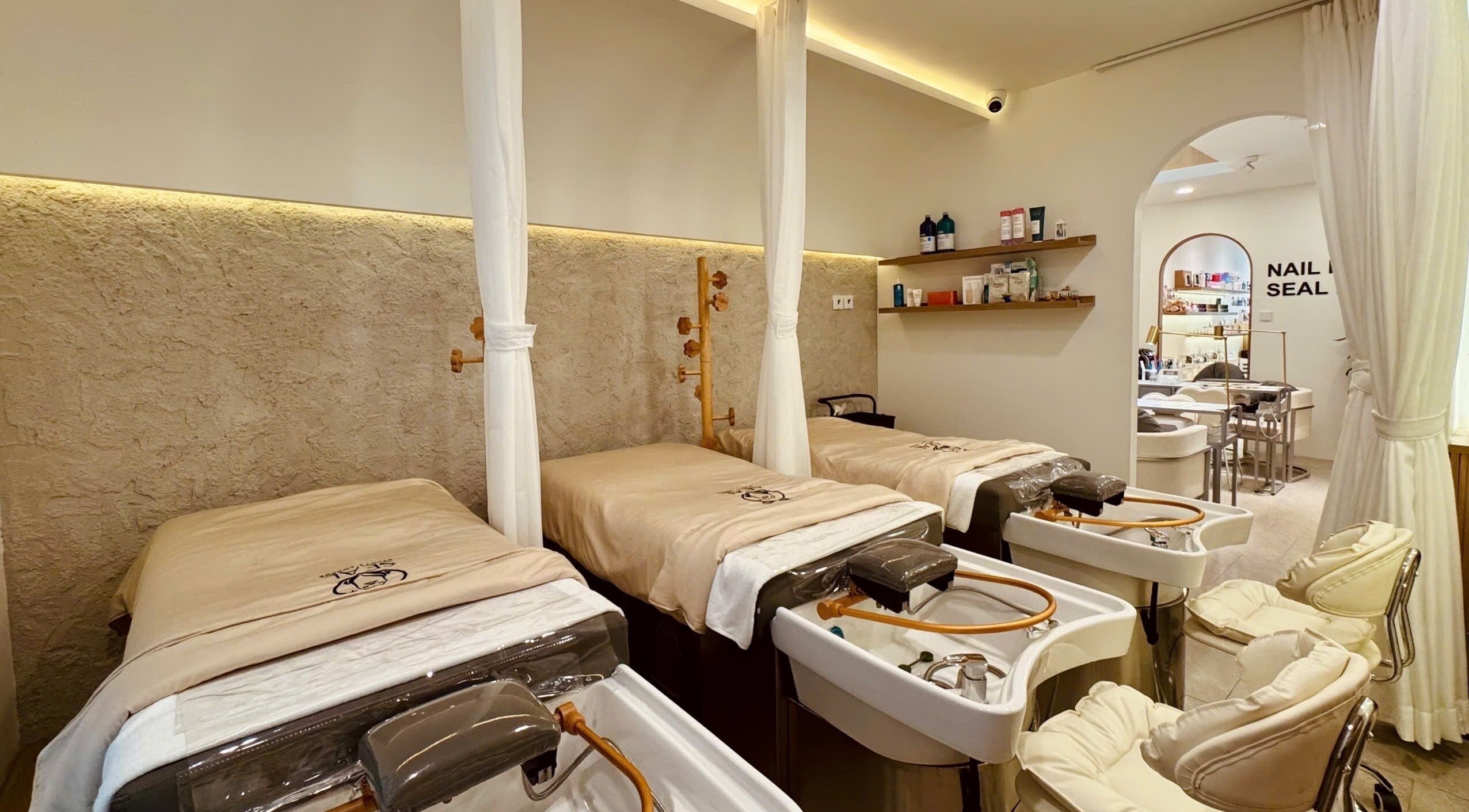 Giường spa sang trọng tại Seal Beauty Lounge, Hồ Chí Minh, VN mang đến không gian thư giãn tối đa.
