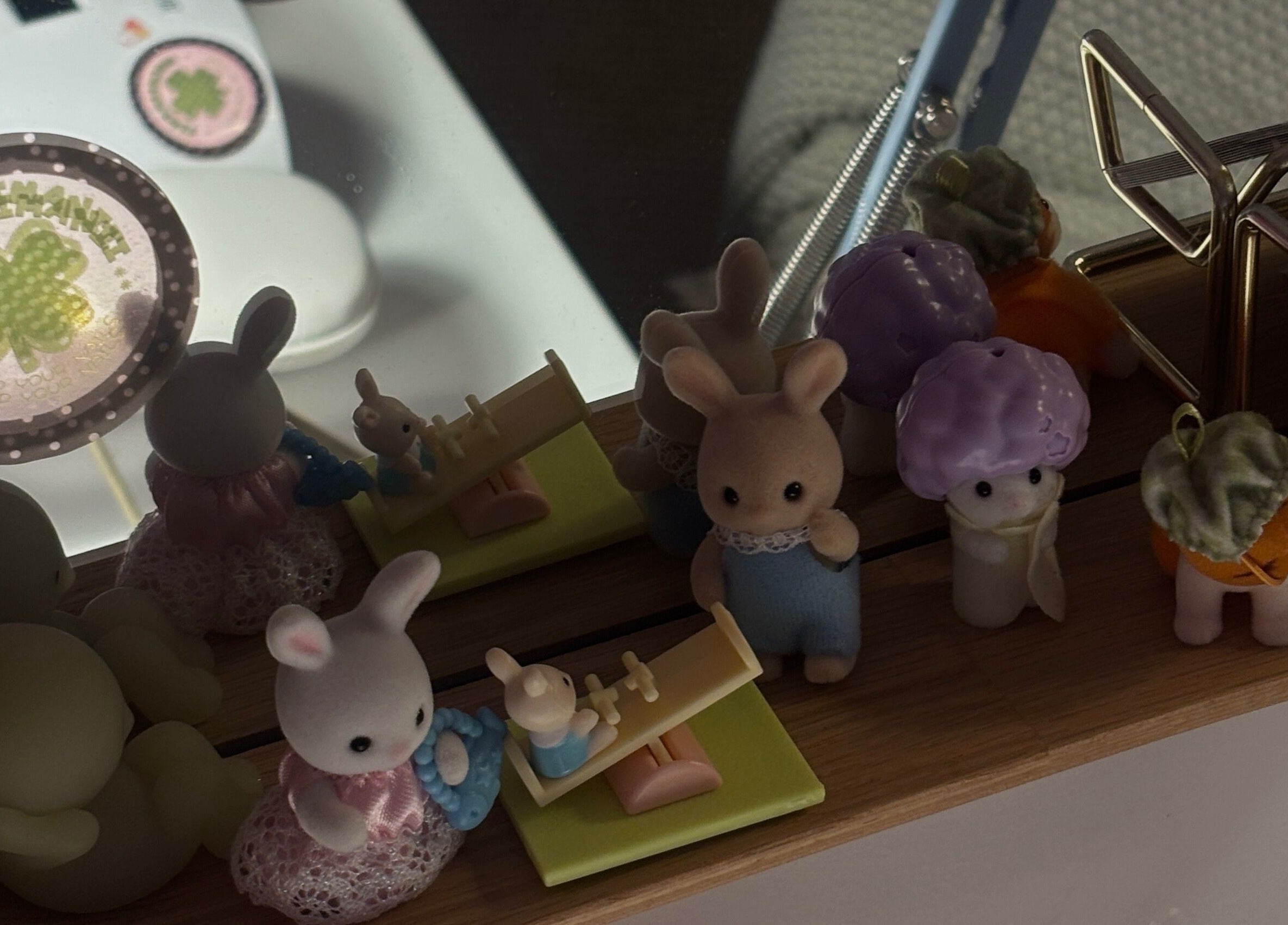 Cute toy figurines and a Mochiimanii clover logo mirrored in Yeronga, Queensland, AU wellness venue.