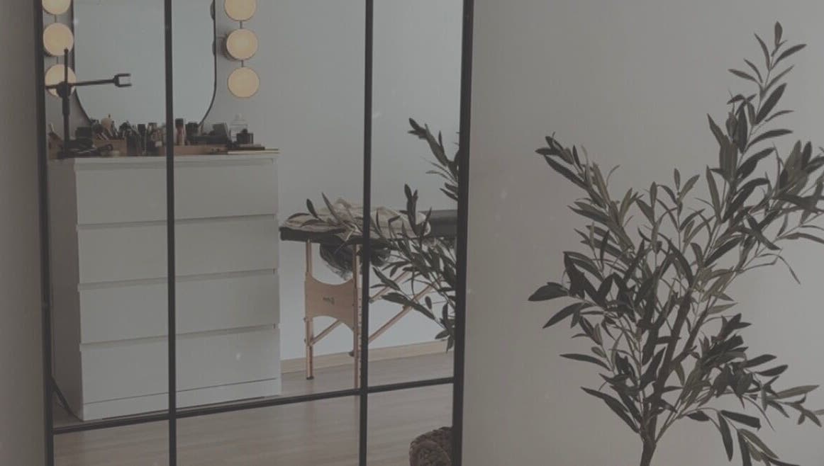 Stilski interijer salona AMARA u Zagrebu, Grad Zagreb, HR s ogledalom i biljkom.