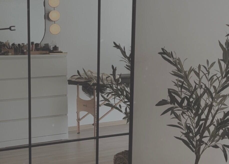 Stilski interijer salona AMARA u Zagrebu, Grad Zagreb, HR s ogledalom i biljkom.