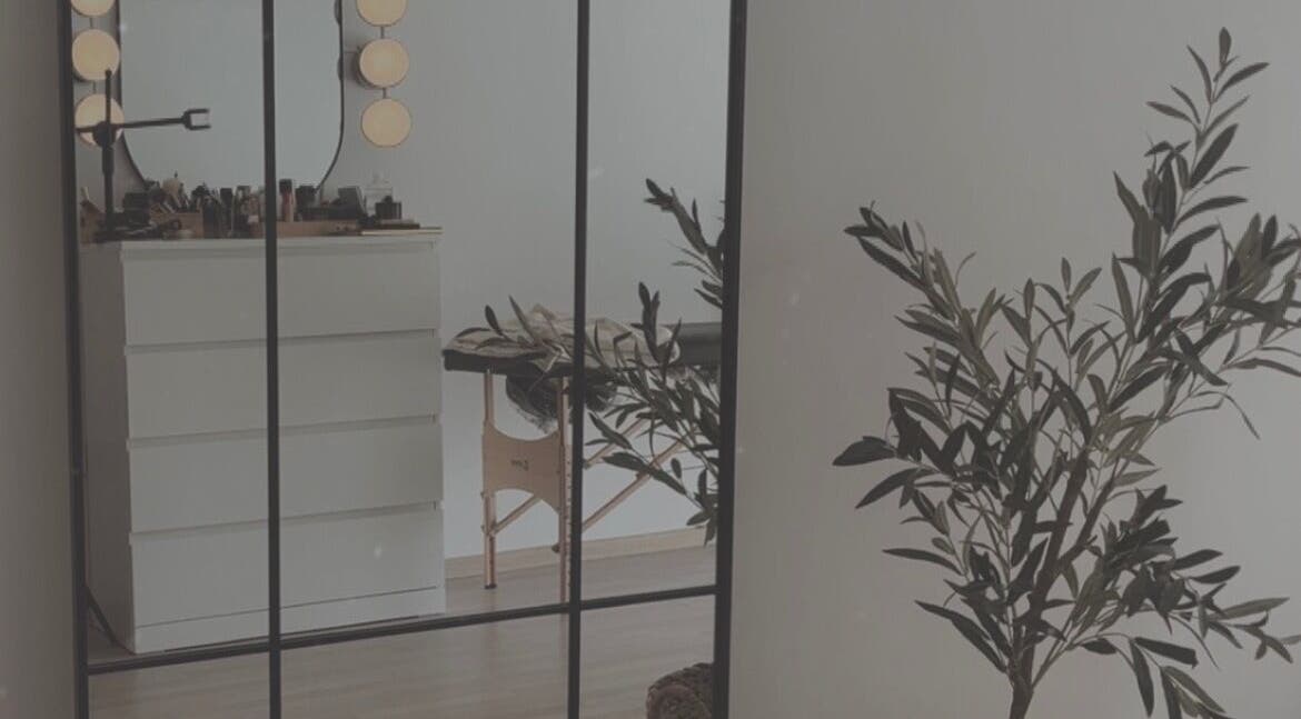 Stilski interijer salona AMARA u Zagrebu, Grad Zagreb, HR s ogledalom i biljkom.