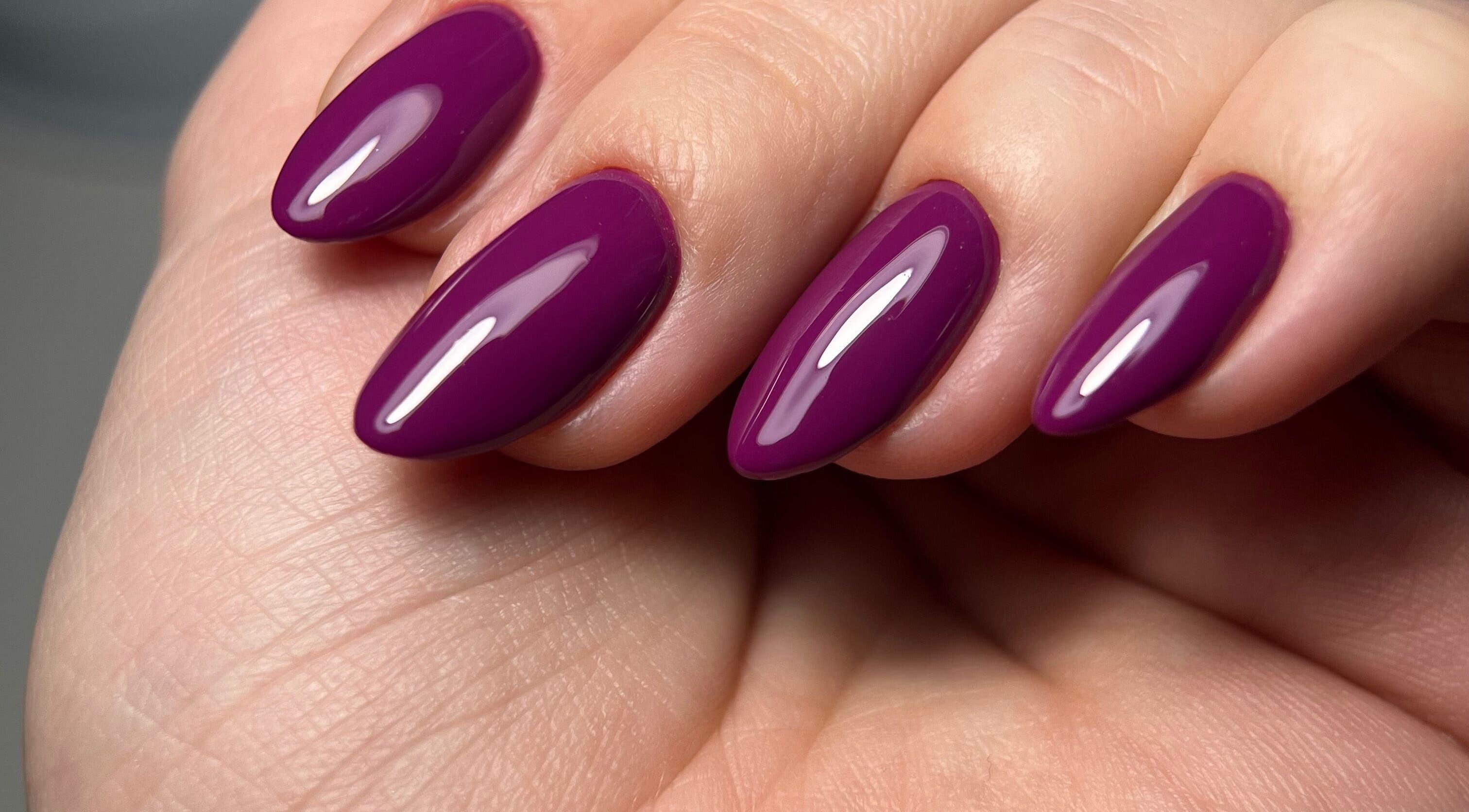 Elegant ljubičasti nokti s sjajem na AMARA, Zagreb, Grad Zagreb, HR.