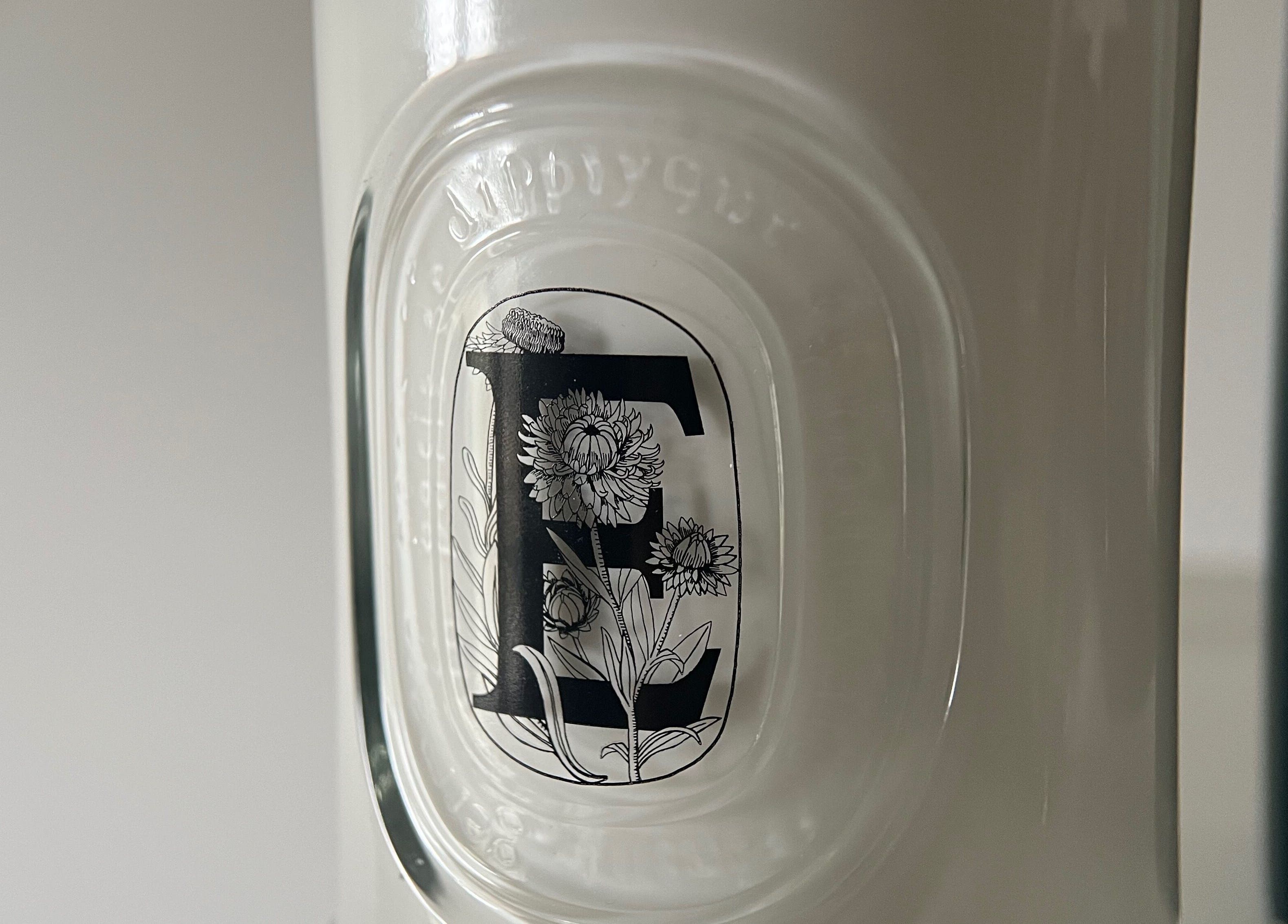 Staklena boca s cvjetnim uzorkom u AMARA, Zagreb, Grad Zagreb, HR.