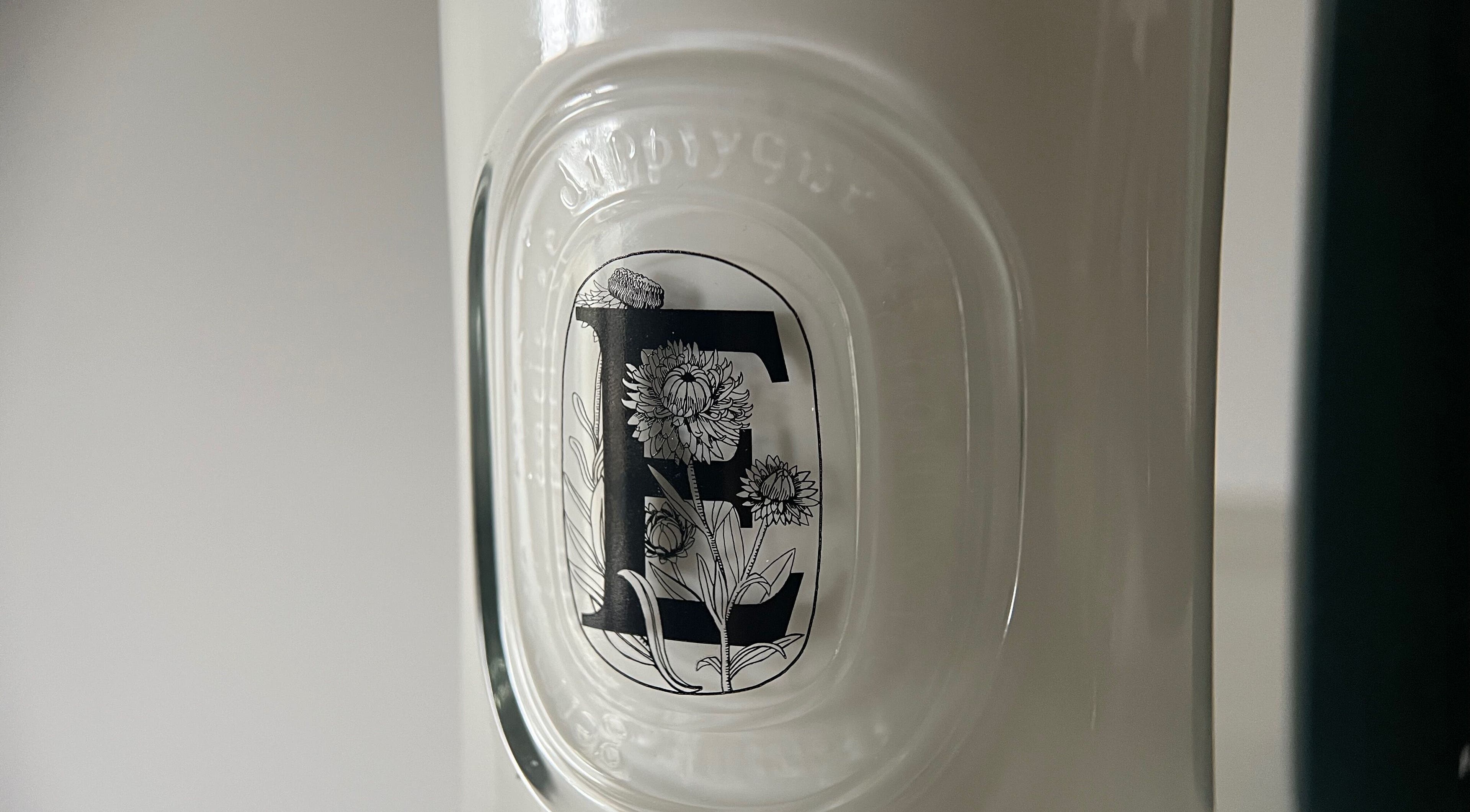 Staklena boca s cvjetnim uzorkom u AMARA, Zagreb, Grad Zagreb, HR.