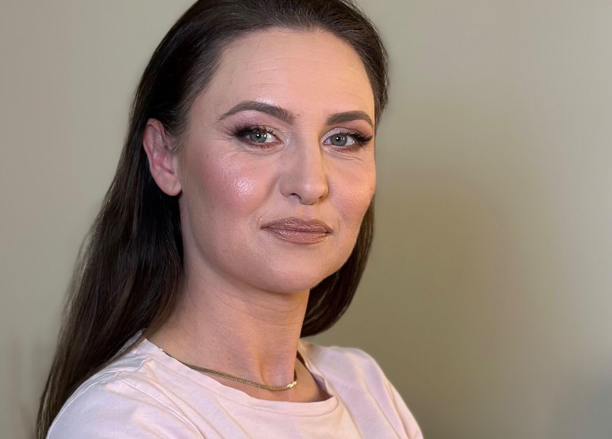 Žena s elegantnom šminkom u AMARA, Zagreb, Grad Zagreb, HR, zrači samopouzdanjem.