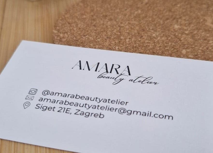 Posjetnica AMARA beauty atelier s adresom Siget 21E, Zagreb, Grad Zagreb, HR, na drvenoj podlozi.
