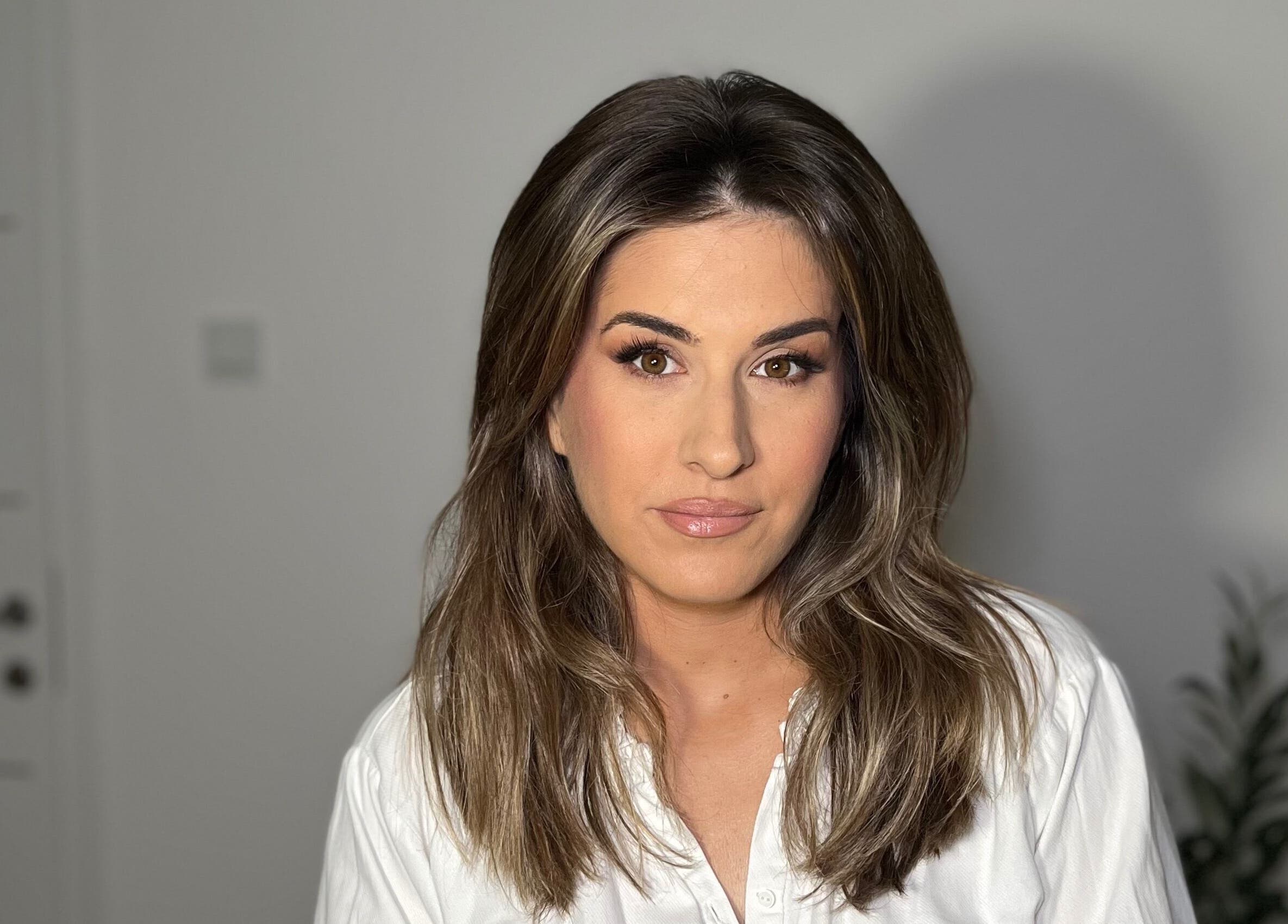 Portret žene u AMARA salonu, Zagreb, Grad Zagreb, HR, s prirodnom šminkom.