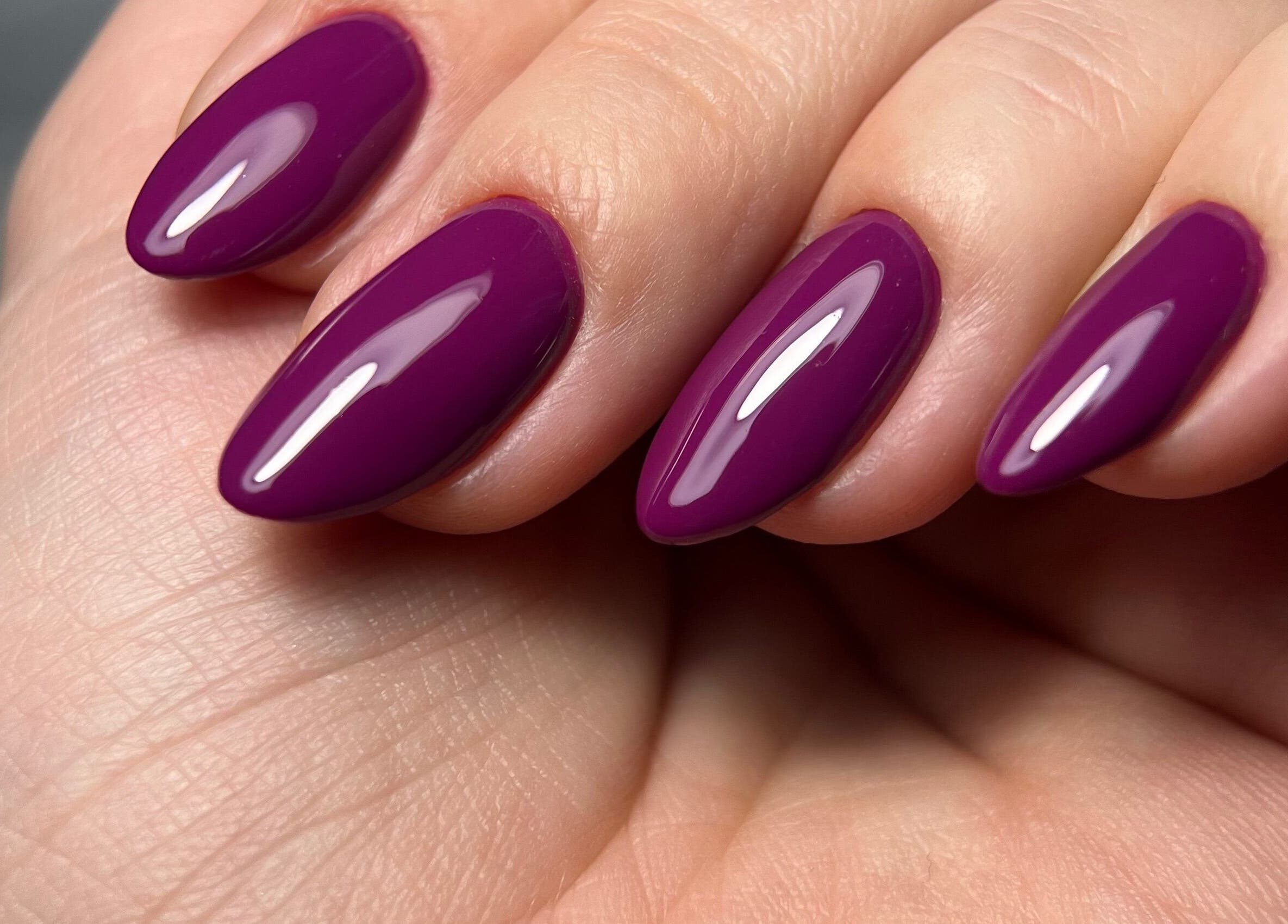 Lijepo oblikovani ljubičasti nokti u AMARA, Zagreb, Grad Zagreb, HR pružaju elegantan izgled.