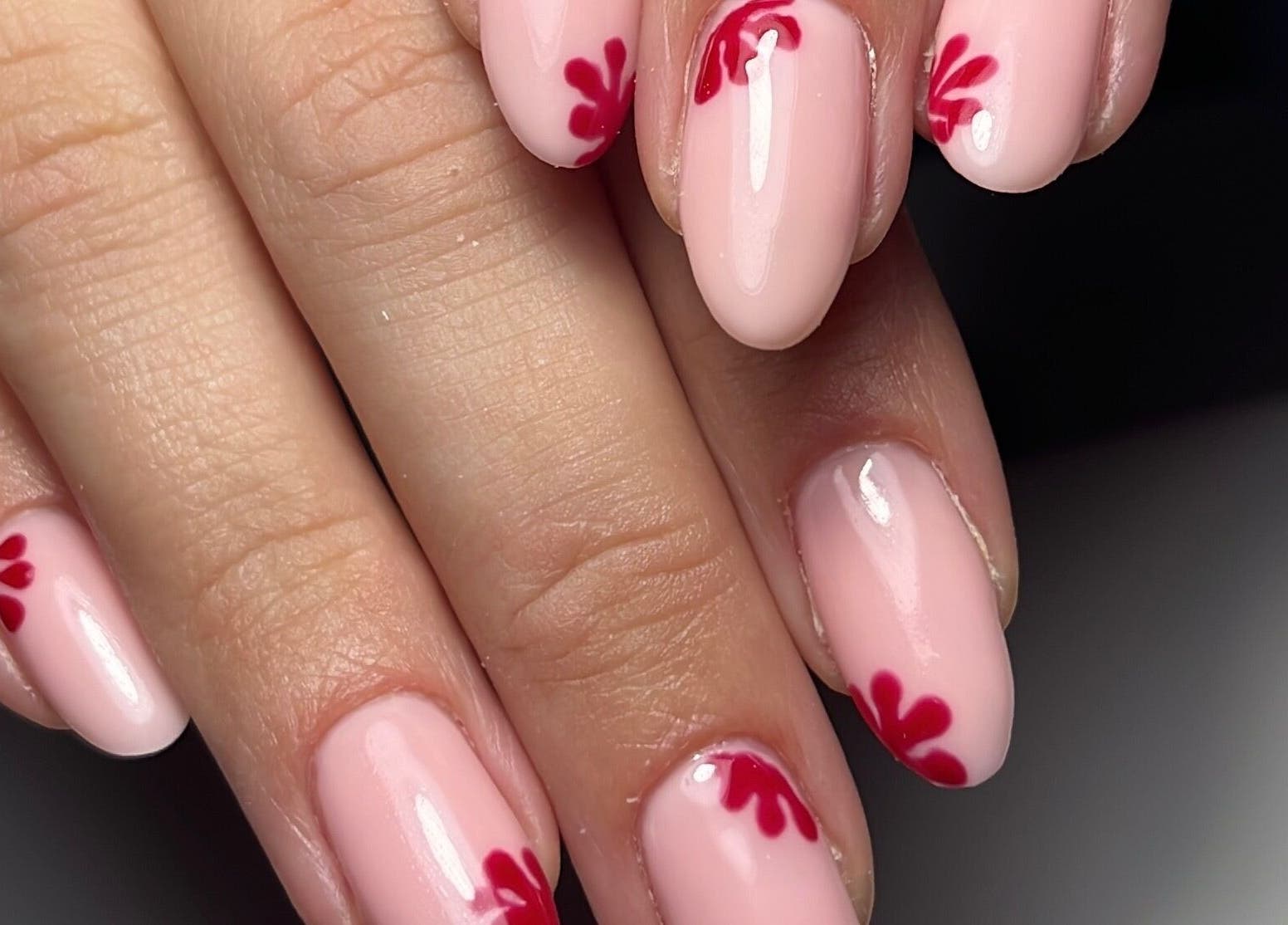 Elegant nail art s crvenim detaljima u AMARA, Zagreb, Grad Zagreb, HR.