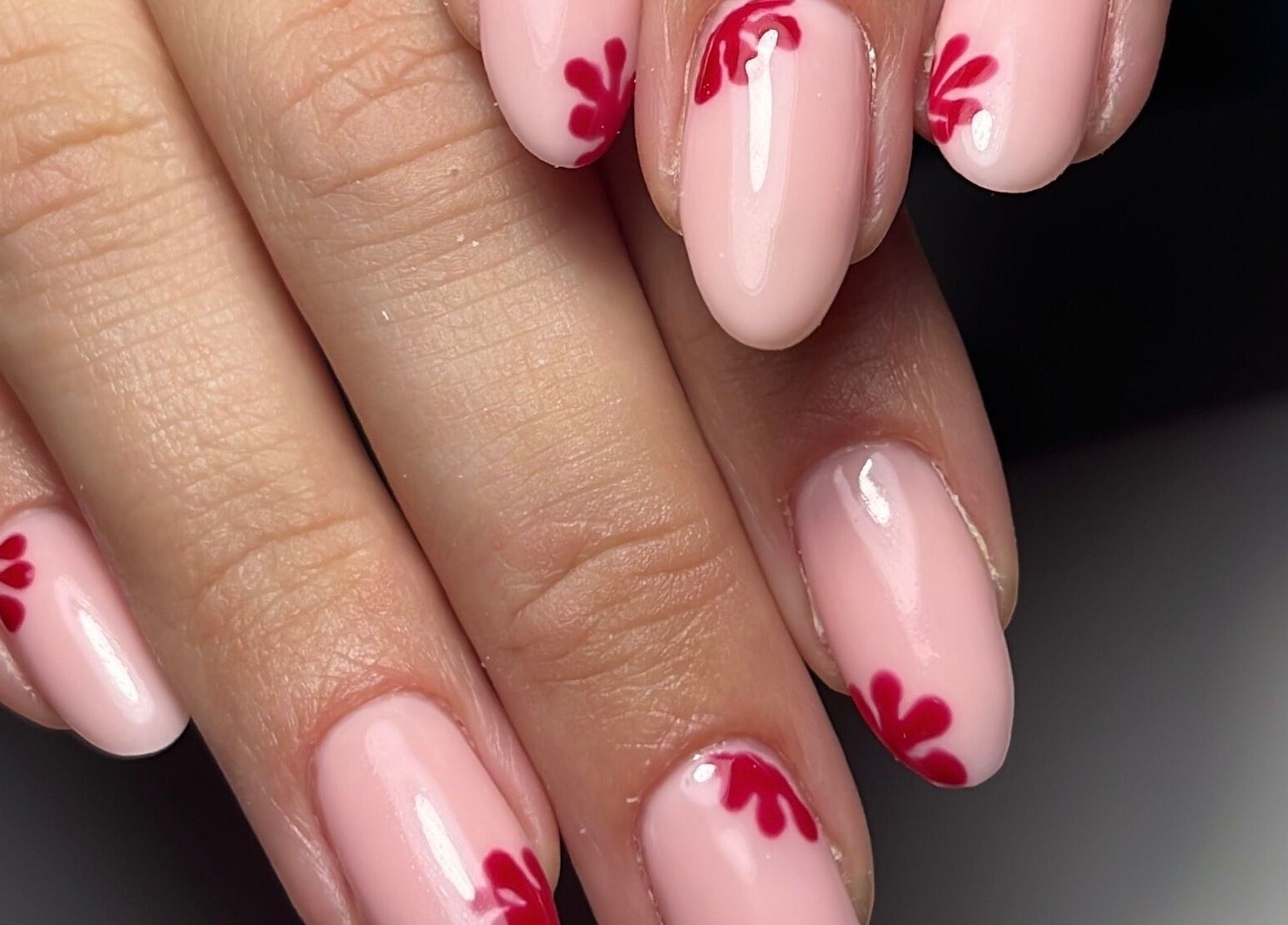 Elegant nail art s crvenim detaljima u AMARA, Zagreb, Grad Zagreb, HR.