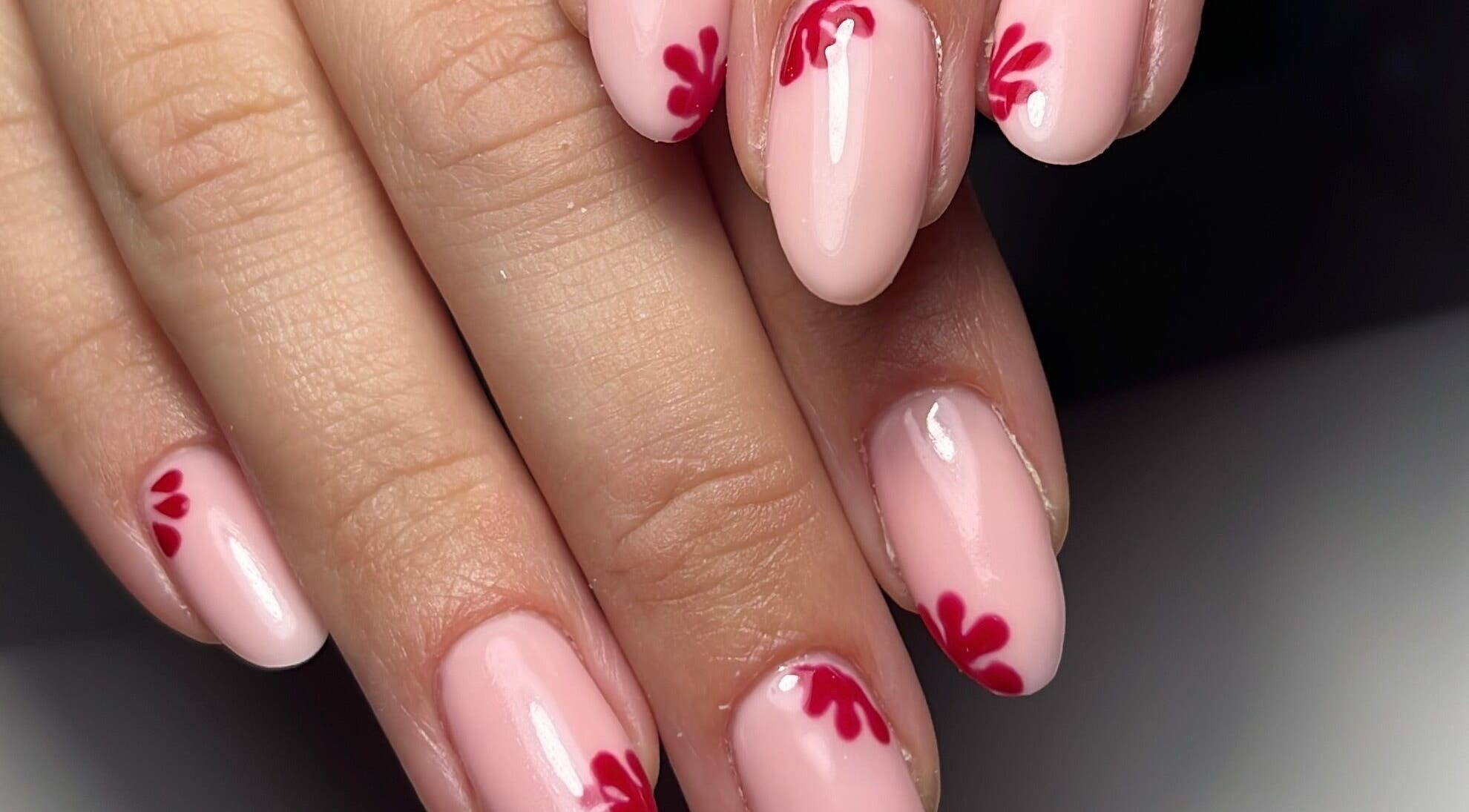 Elegant nail art s crvenim detaljima u AMARA, Zagreb, Grad Zagreb, HR.