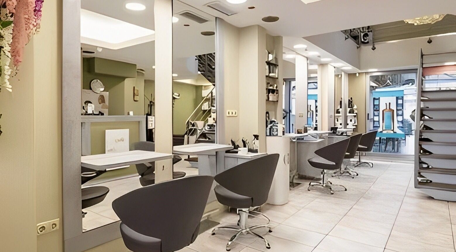 Εσωτερικό του Shiny Hair By Ioanna στο Καματερό, GR με μοντέρνα καρέκλες και φωτεινά χρώματα.