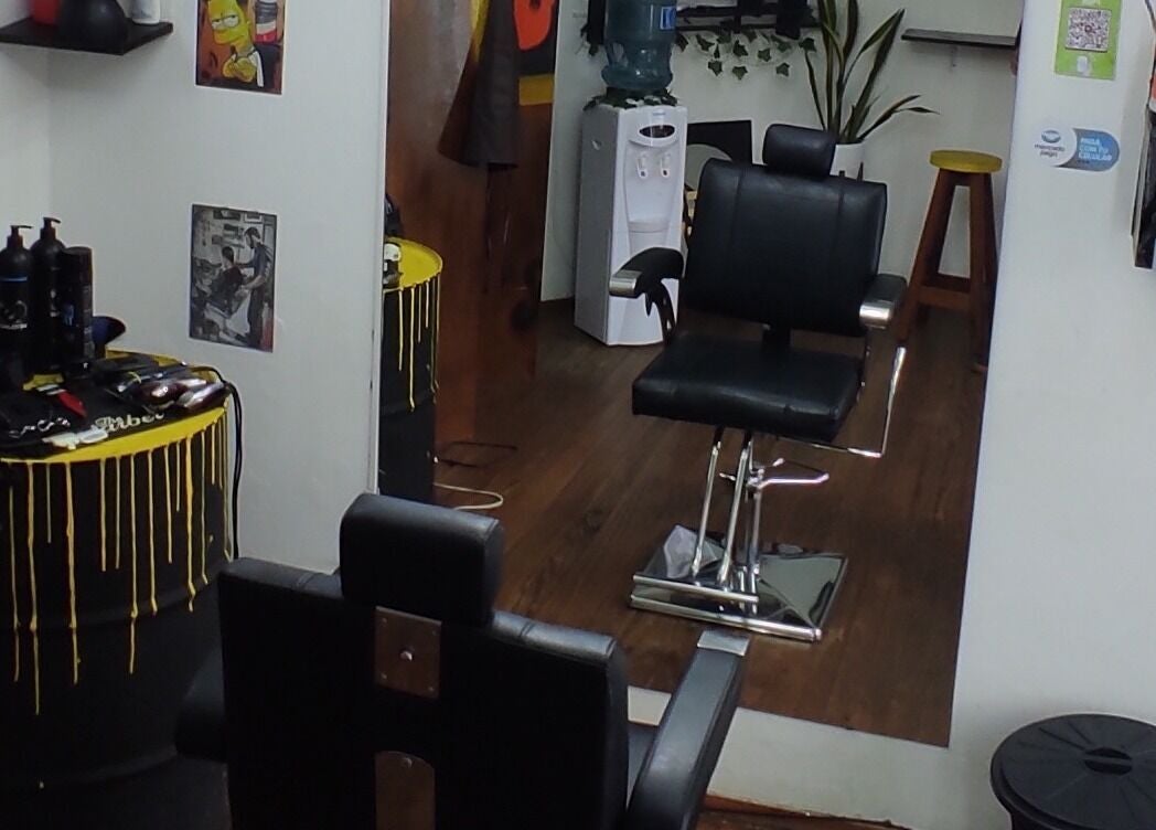 Interior de Picu Barbería en San Nicolás De Los Arroyos con decoración moderna y sillones de barbería.