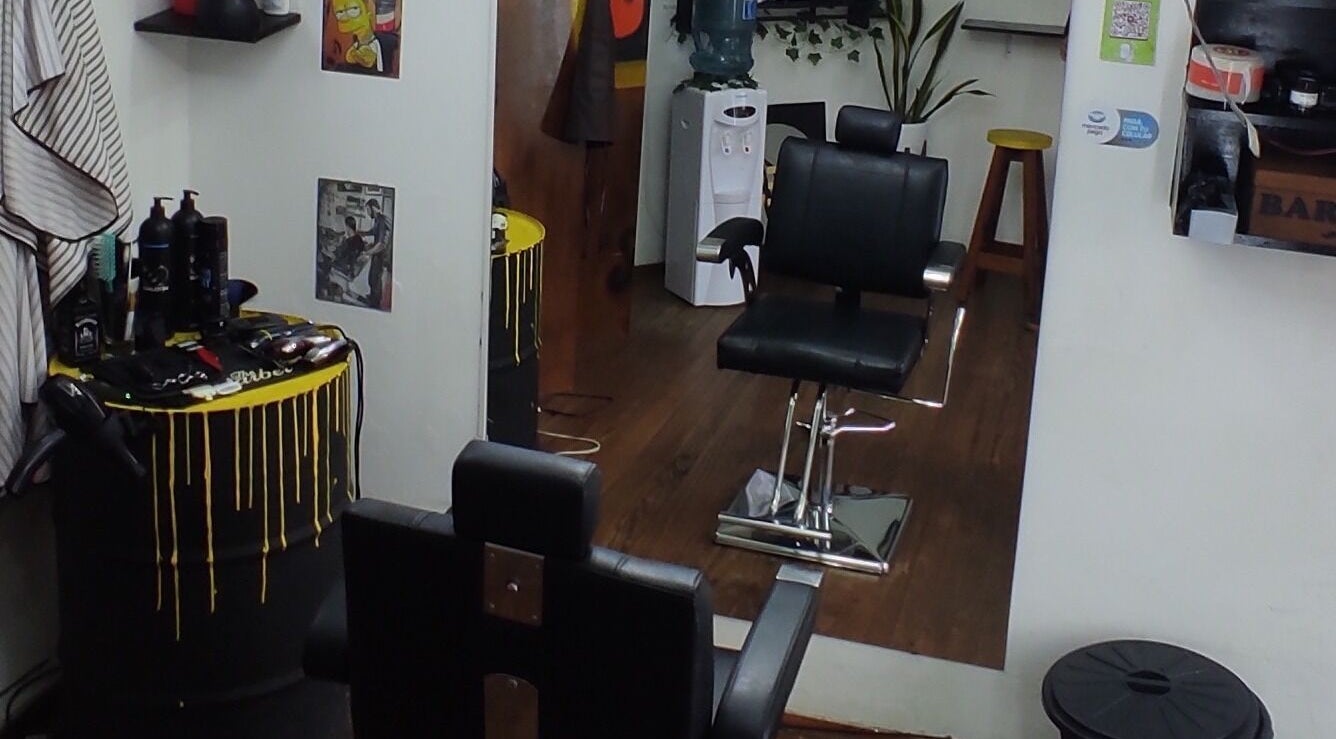 Interior de Picu Barbería en San Nicolás De Los Arroyos con decoración moderna y sillones de barbería.