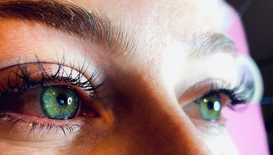 Sarah & Lou’s lash lounge image 1