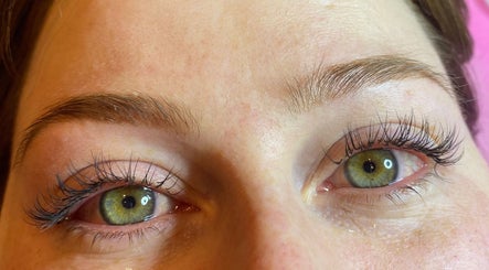 Sarah & Lou’s lash lounge image 2