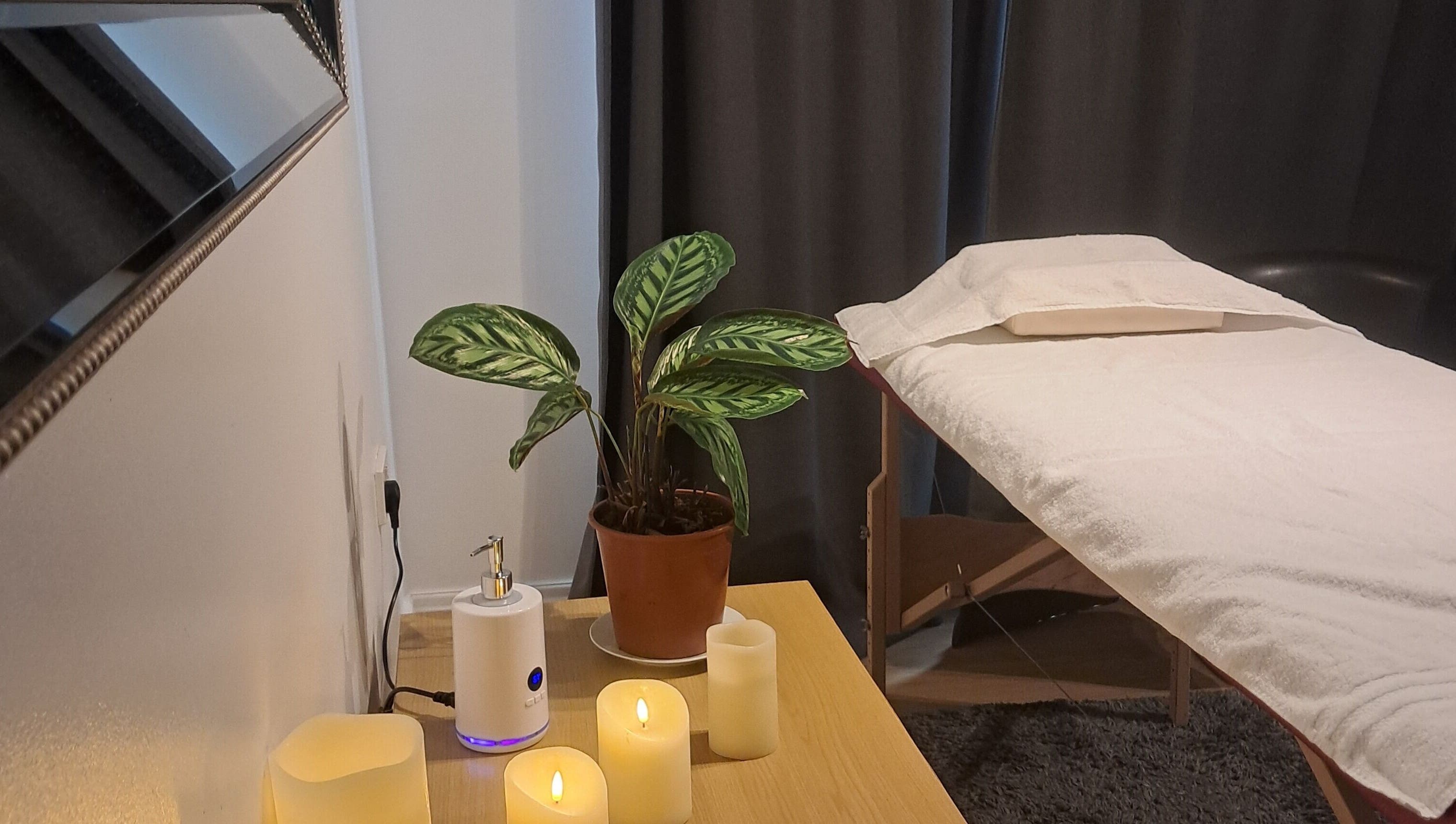 Затишна кімната для релаксації в Kobido Face Spa, Edinburgh, Scotland, GB, з масажним столом і свічками.