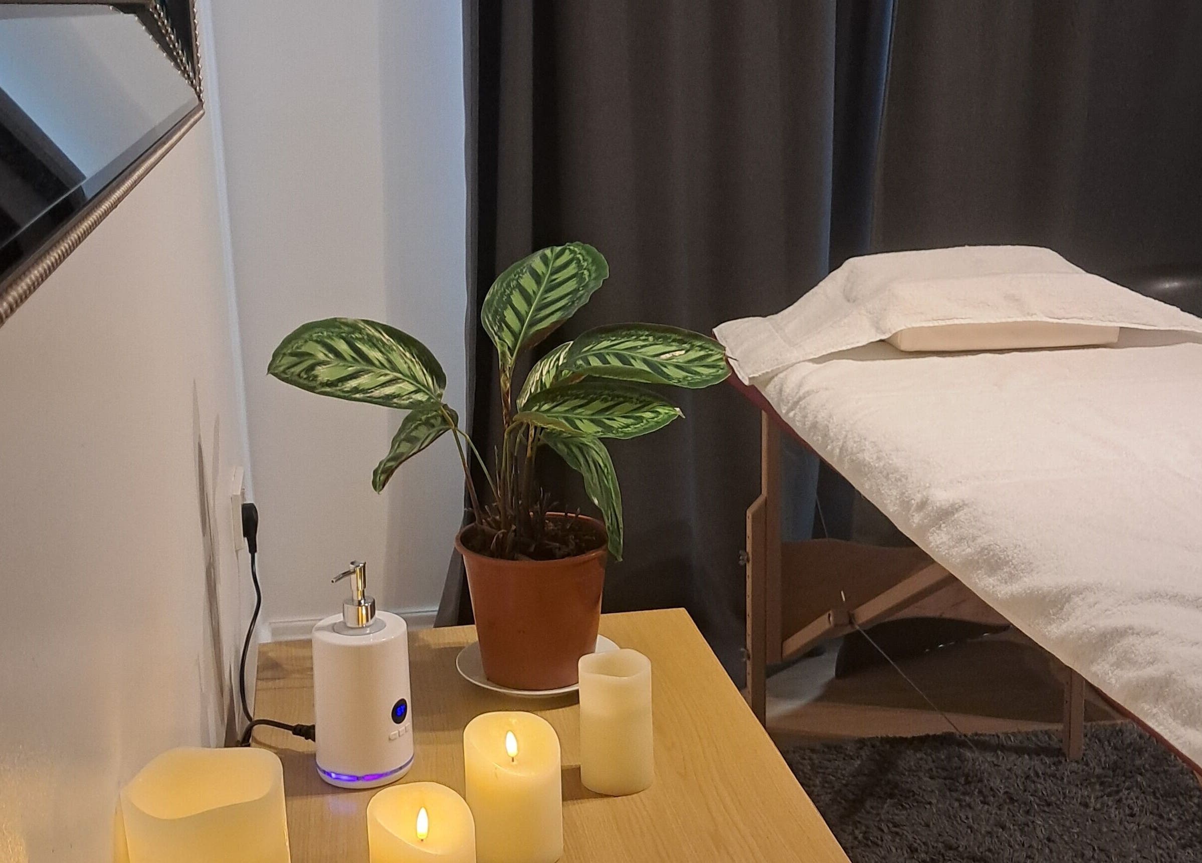 Затишна кімната для релаксації в Kobido Face Spa, Edinburgh, Scotland, GB, з масажним столом і свічками.