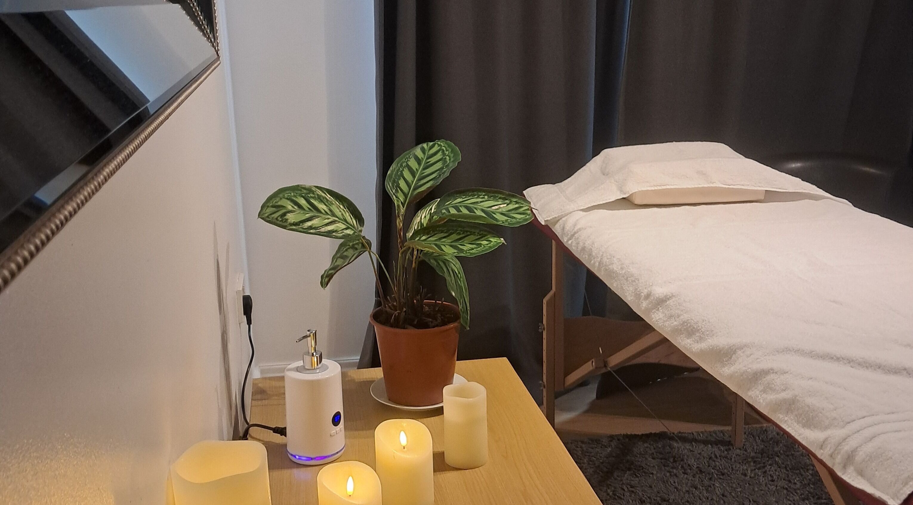 Затишна кімната для релаксації в Kobido Face Spa, Edinburgh, Scotland, GB, з масажним столом і свічками.