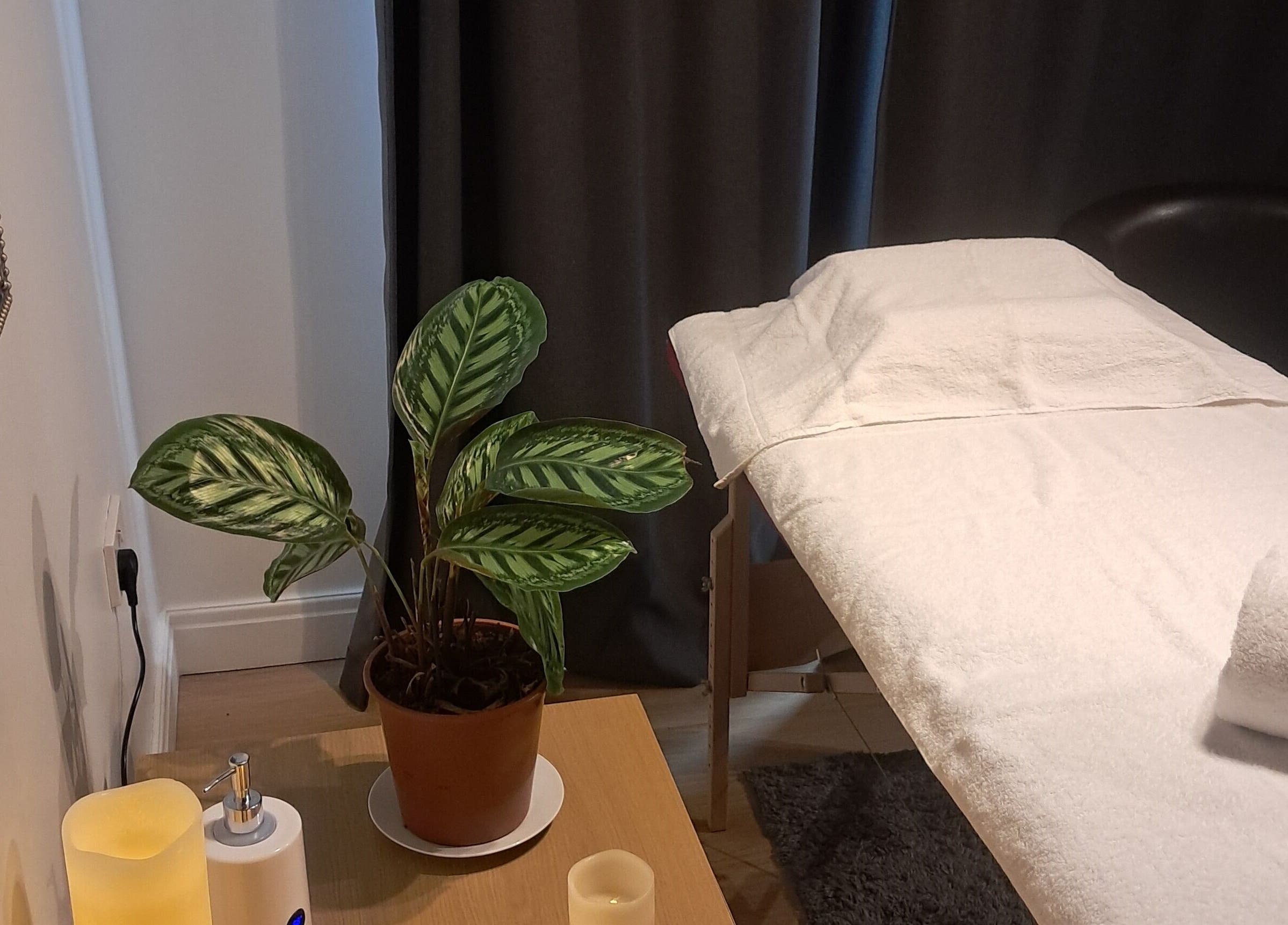 Комфортний масажний кабінет у 'Kobido' Face Spa, Единбург, Шотландія, GB з сучасним декором.