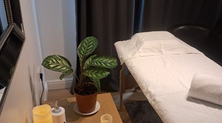 Комфортний масажний кабінет у 'Kobido' Face Spa, Единбург, Шотландія, GB з сучасним декором.
