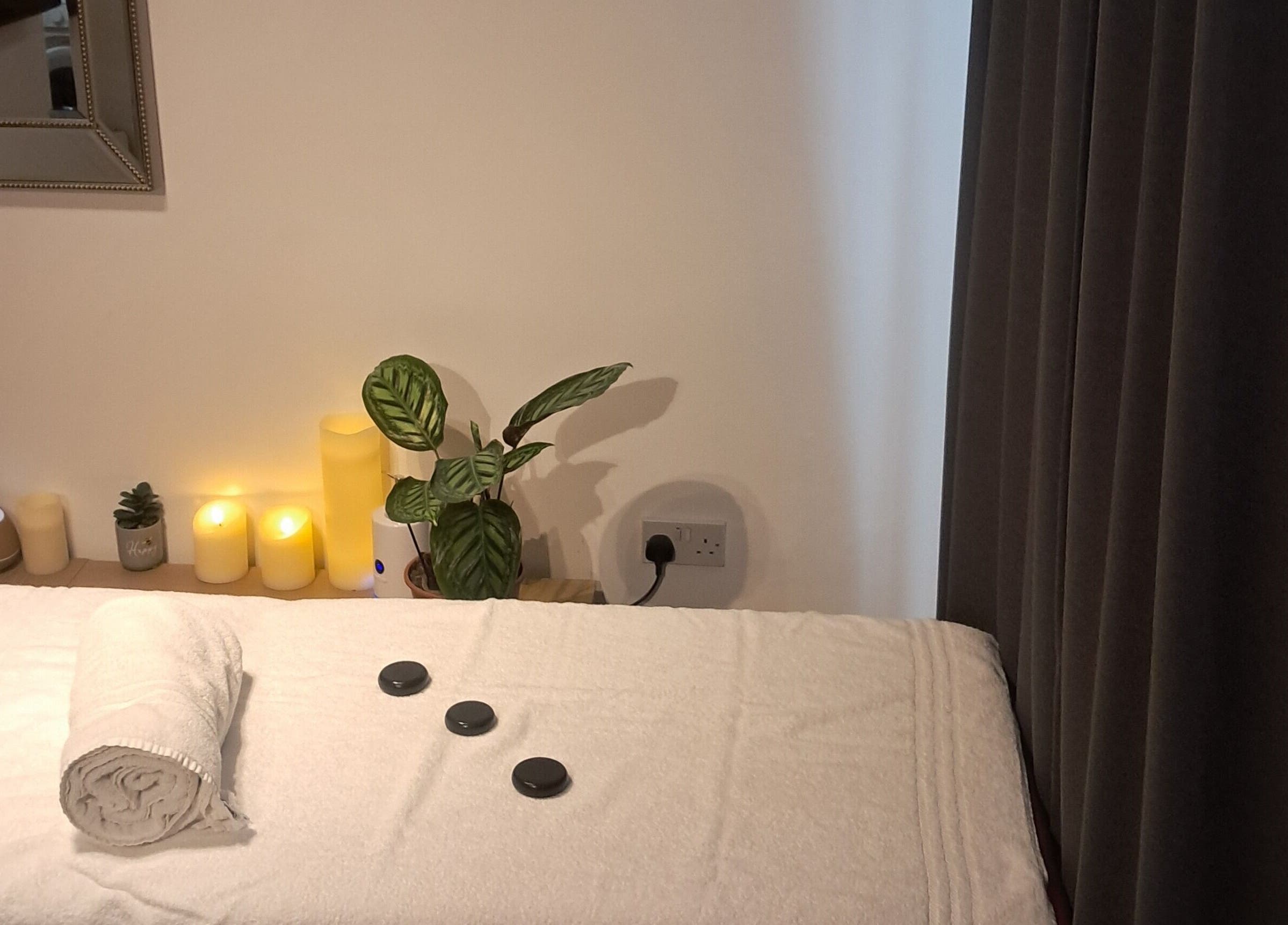 Затишна масажна кімната в Kobido Face Spa, Едінбург, Шотландія, GB з рушником і свічками.