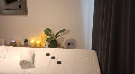 Затишна масажна кімната в Kobido Face Spa, Едінбург, Шотландія, GB з рушником і свічками.