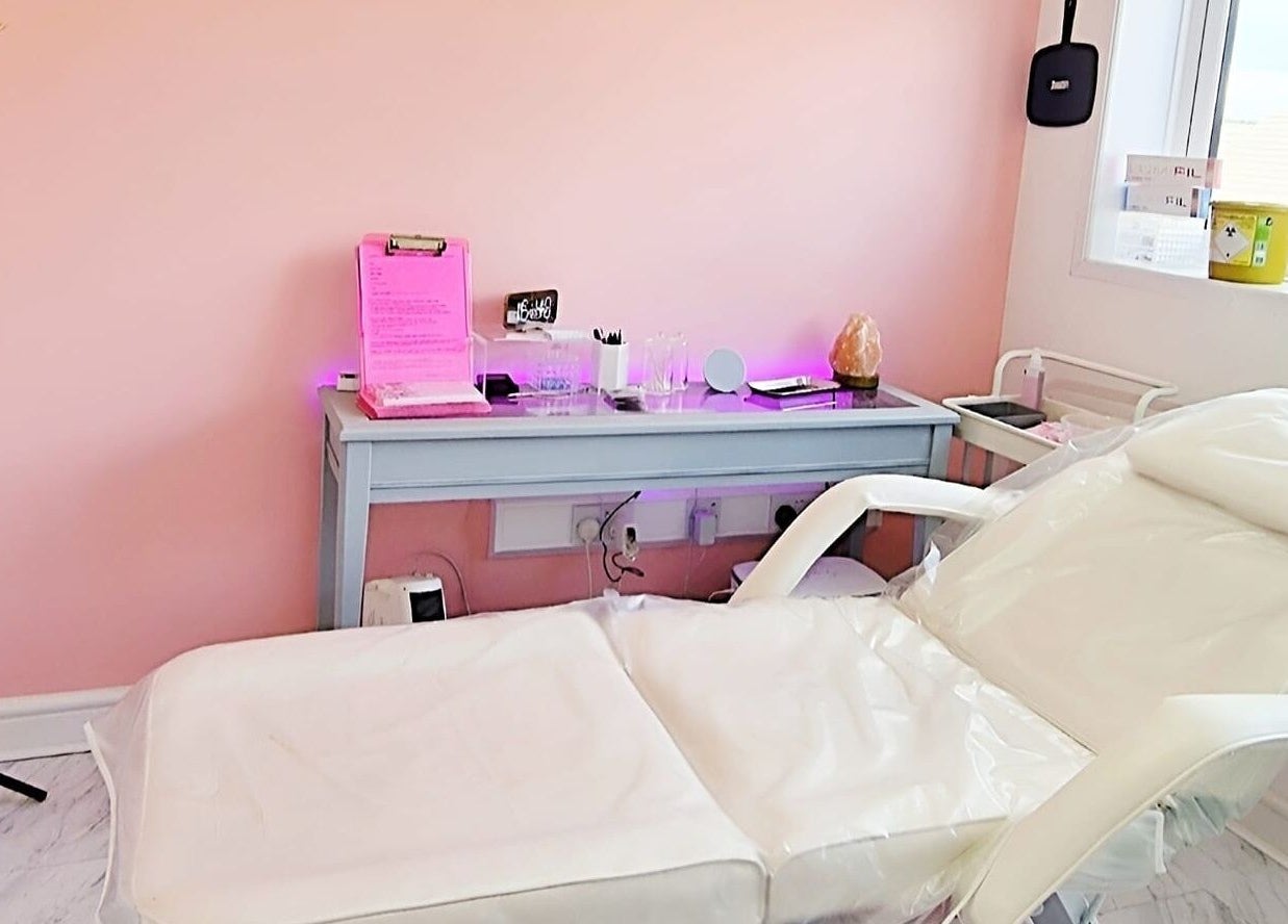 Relaxing treatment room at Nordik Aesthetics @ Dahlin, Sandbach, England, GB with comfortable white chair.