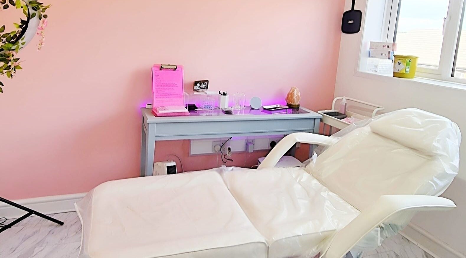 Relaxing treatment room at Nordik Aesthetics @ Dahlin, Sandbach, England, GB with comfortable white chair.