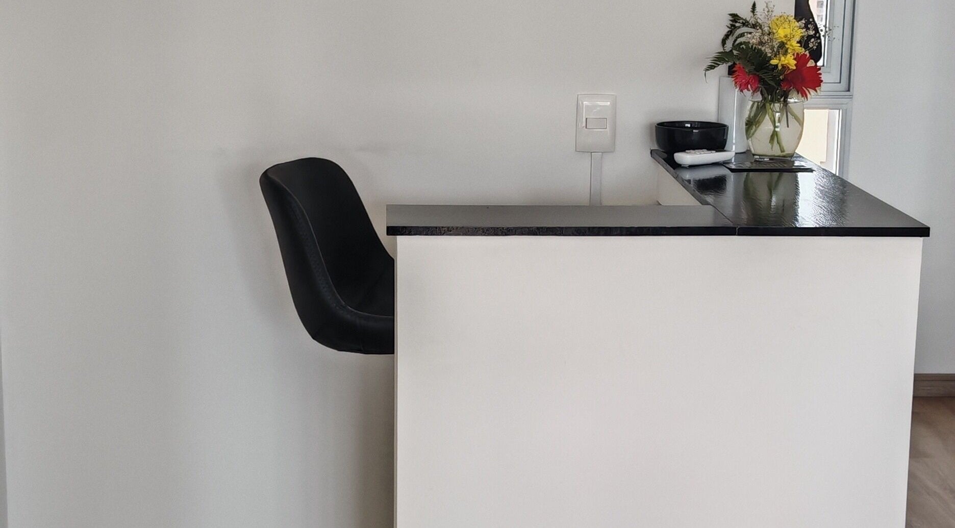 Mostrador elegante con flores en María Beauty, Montevideo, Departamento De Montevideo, UY.