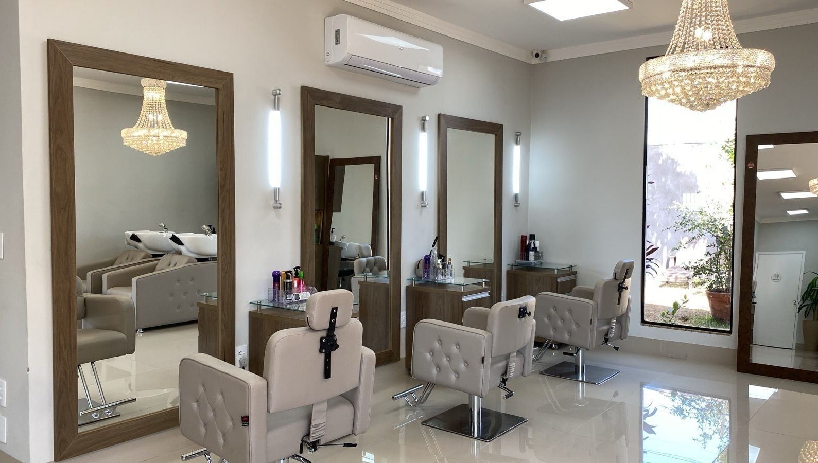 Interior sofisticado de beleza no Studio Juliana Baets, São Paulo, São Paulo, BR.